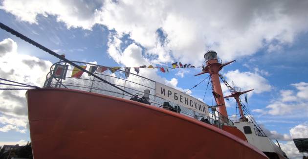 Нахожусь в назначенной точке тчк Якорь держит исправно тчк