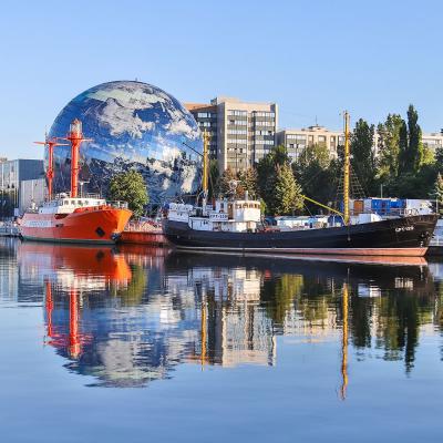 СРТ-129 и плавучий маяк «Ирбенский» на фоне строящегося корпуса «Планета Океан»